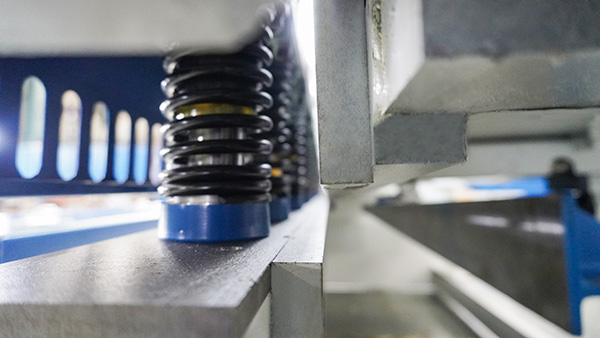 Hydraulic shear blade gap adjustment for clean sheet metal cutting