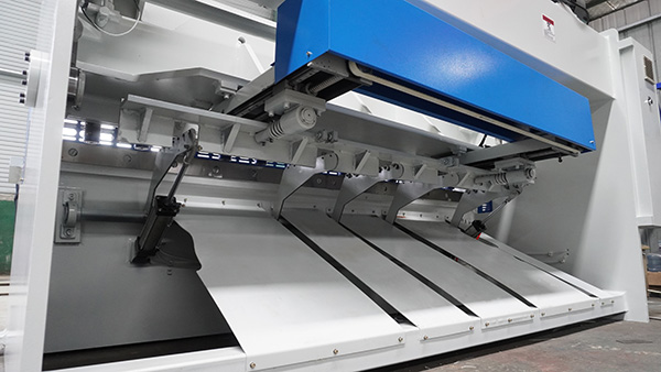 Swing beam and guillotine hydraulic shearing machine comparison