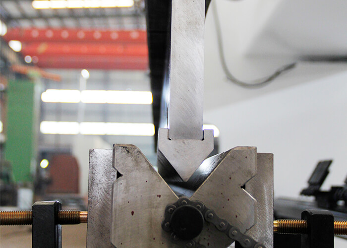 Press brake tooling and die setup for precision bending with crowning
