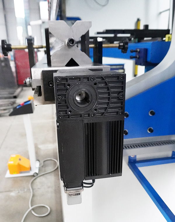 CNC crowning system for tandem press brake deflection compensation