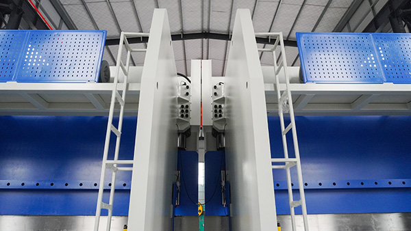 Tandem press brake synchronization and communication system