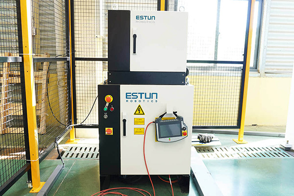 Automatic tooling on robotic press brake